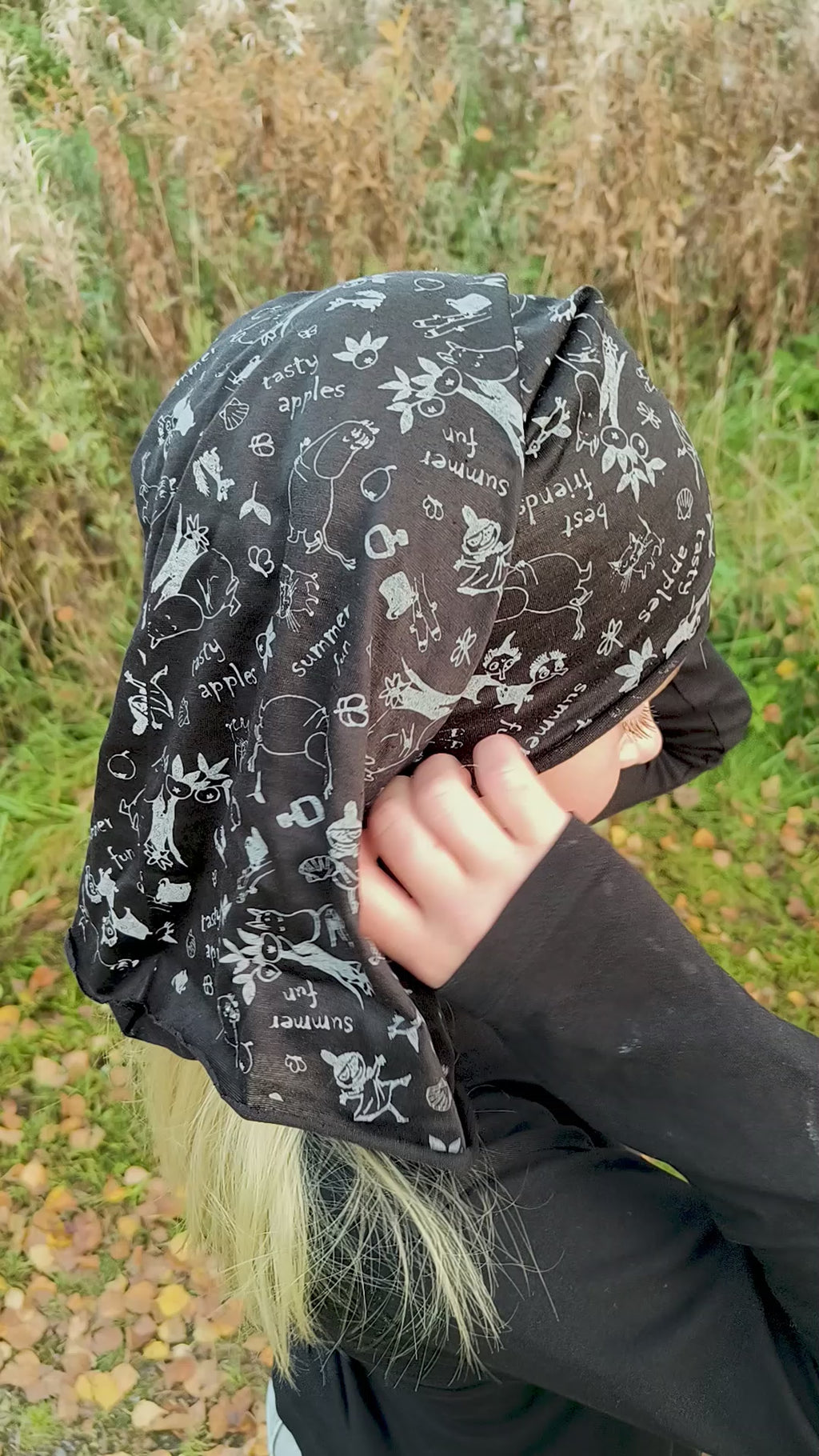 Video showing the functions of the Moomin reflective scarf 