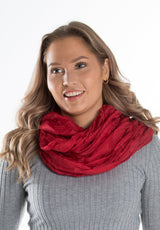 Kiana silkkihuivi tuubihuivi naisella kaulassa woman wearing lasessor kotimainen punainen